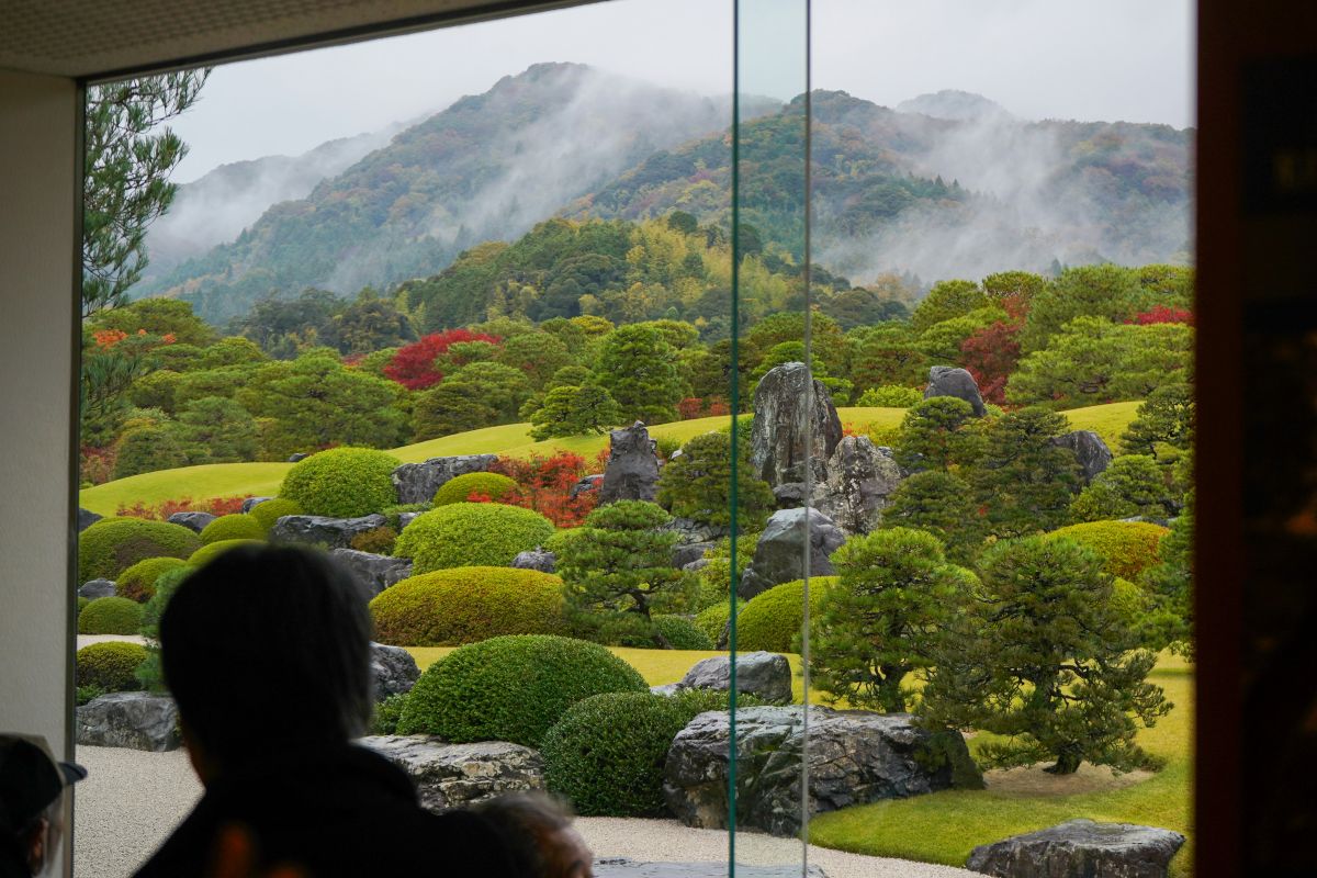 Quiet atmosphere in Japanese communication and daily life