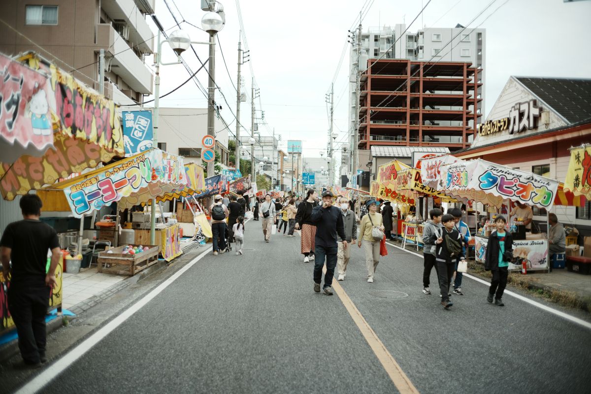 People eating quietly in a public space in Japan