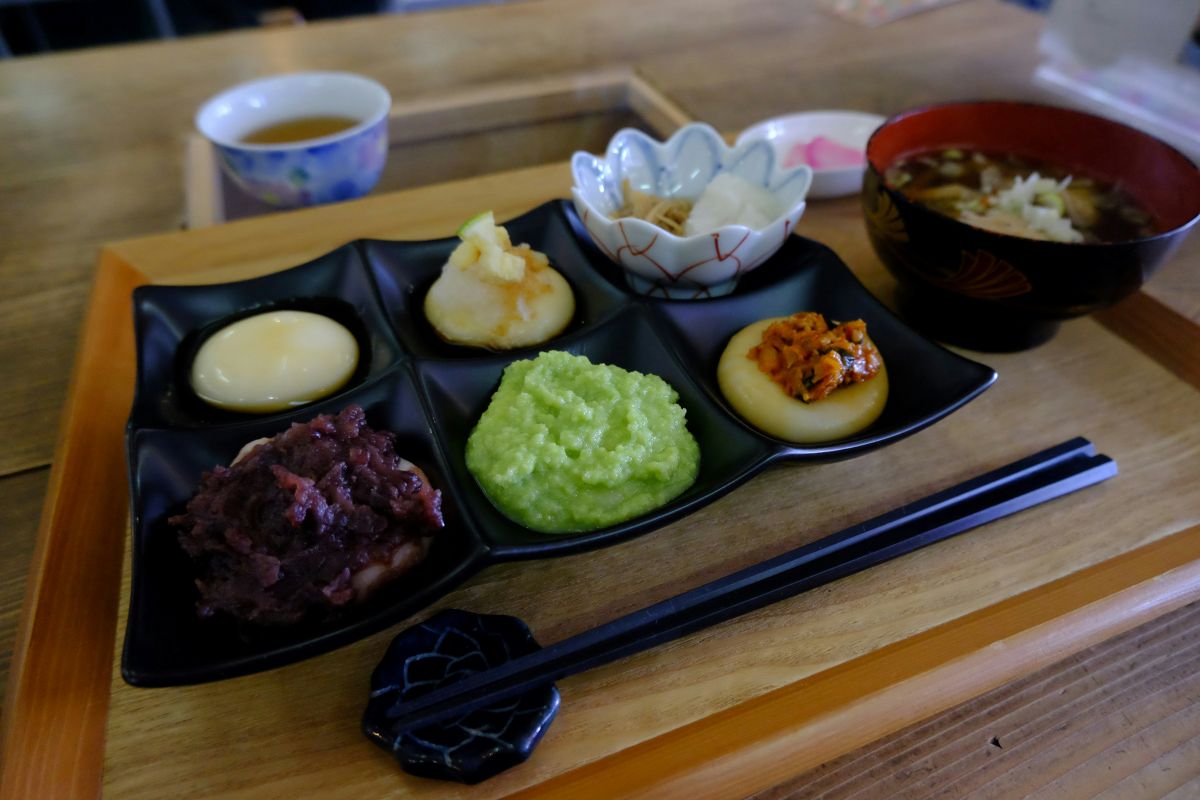 Freshly made Japanese mochi served on a traditional plate during a New Year celebration.