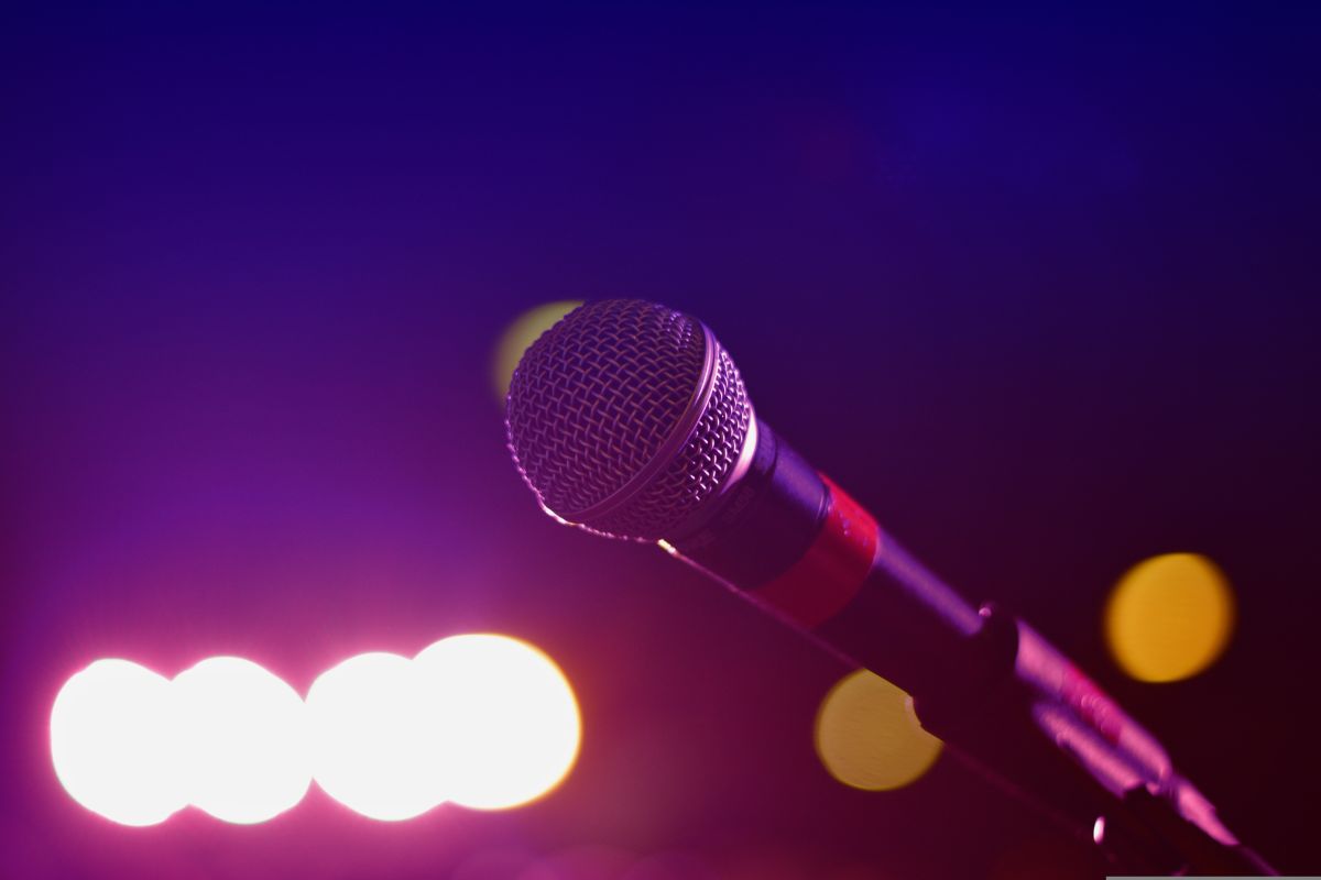 海外のカラオケバーで日本の歌を熱唱する演劇留学生。 NY通信Vol.127：カラオケの正しい楽しみ方！ 朝7時30分起床。 1コマ目はアクティング。この日のテーマも「Emotional Preparation（感情準備）」だった。 僕に与えられた設定はこうだ。 会社を経営しているが、来週までに1億円返済できなければ倒産してしまう。恥を忍んで経営者の友人に助けを求めに行くと、友人はすでに他の仲間たちへ声をかけ、2億円を用意して待っていてくれた――。 教室を出て約3分。 どんな感情になるのか、自分でもまったく分からないまま教室へ戻った。 ドアを閉める。 しばらく動けない。 そして、お腹の底からじわじわと感謝と喜びが込み上げてきた。 教室を歩き回り、最後は非常口へ向かう。 空を見上げて、日本語で思わず叫んだ。 「ありがとうーーー！！」 「ありがとうーーー！！」 クラスは大爆笑。 でもジミーは、「とてもよかった」と言ってくれた。 感情が自然に体を動かしてくれた、そんな感覚だった。 授業ではもう一つ印象に残る話があった。 感情準備に時間がかかりすぎるのは、どこかに迷いがある証拠。 想像する世界が曖昧だったり、自分で自分を評価してしまっていたりするからだという。 俳優には、状況を与えられたらすぐにその世界へ入る能力が必要だ、とジミー。 確かにその通りだと思う。 でも、今の僕はまだ3分くらい欲しい。 いつかもっと短い時間で入れるようになりたい。 昼休みはジムへ。 20分走るだけで気分がすっきりした。 午後はスピーチ、ダンスと授業が続き、放課後はいったん帰宅して日課を半分こなす。 夜9時半過ぎ、クラスメイトのブリアナの誕生日を祝うため、みんなでカラオケバーへ向かった。 昔ながらのアメリカのカラオケバー。 DJがいて、歌いたい曲をカードに書いて渡し、一曲1ドル。 ダンススペースまである。 そこで改めて思った。 カラオケは、上手い人が勝つ場所じゃない。 楽しんだ人が勝ちだ。 誰かのためにお金をもらって歌うのではない。 自分がお金を払って楽しむ場所なのだから、思い切り歌えばいい。 そして、そんなふうに心から楽しんでいる人を見るのが僕は大好きだ。 僕が歌ったのは『SUKIYAKI』。 「ブリアナ、君のために歌うよ！」 そう言って彼女を指差し、日本語で思い切り歌った。 歌詞なんて誰も分からない。 だから間違えても気にしない（笑）。 会場は大盛り上がり。 歌い終わってステージを降りると、見知らぬアメリカ人のおじさんが話しかけてきた。 何を言っているのか全部は聞き取れなかったけれど、満面の笑みで褒めてくれていることだけはよく分かった。 夜中2時過ぎに帰宅。 最高に気分のいい一日だった。 明日は休み。 ゆっくり眠ろう。 それでは、おやすみなさい。 抜粋 演技レッスンでは歓喜の感情表現に挑戦。夜はクラスメイトの誕生日を祝ってカラオケバーへ。『SUKIYAKI』を熱唱し、「カラオケは楽しんだ人が勝ち」と改めて感じた一日。