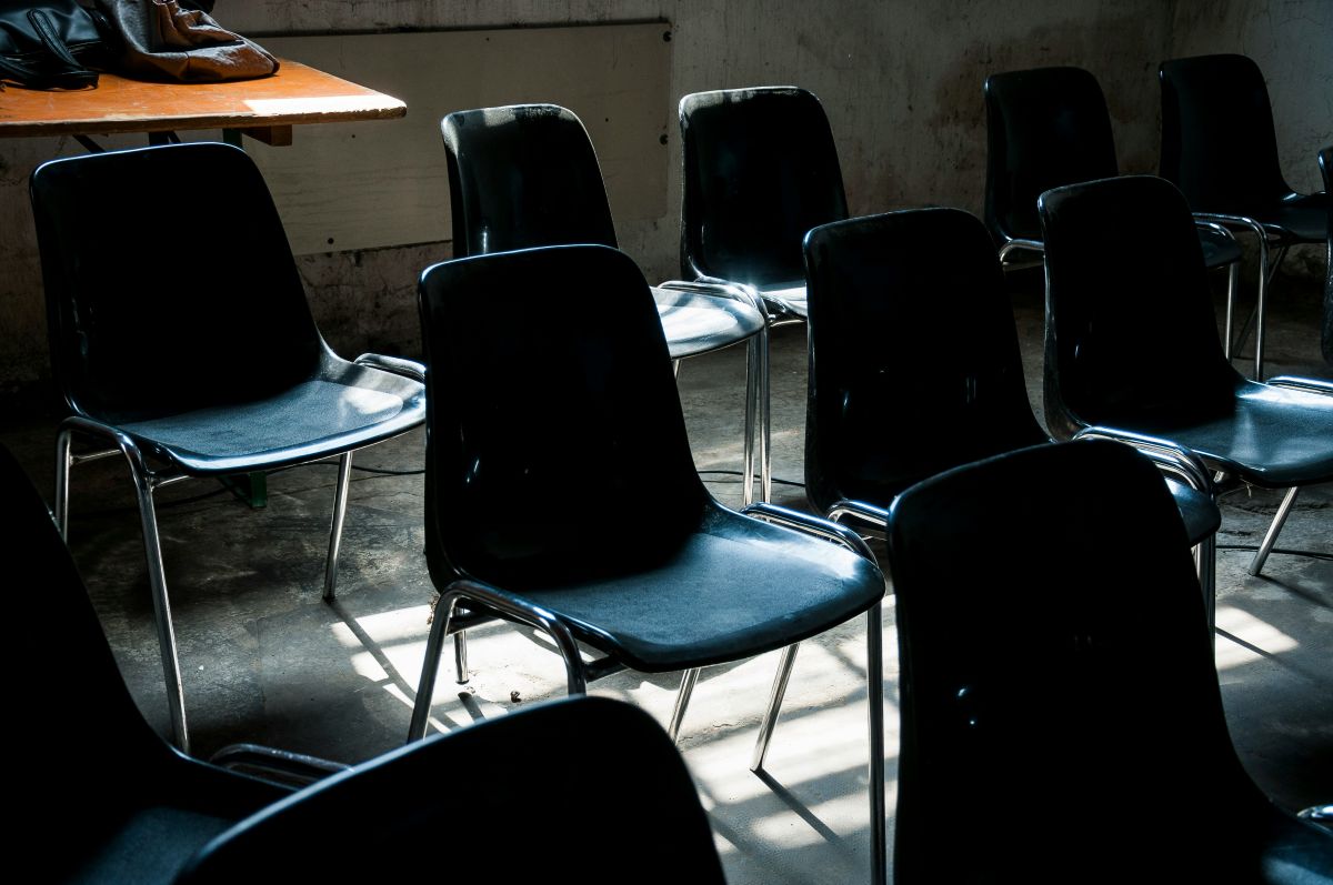 仲間との別れを思いながら教室を見つめる演劇留学生