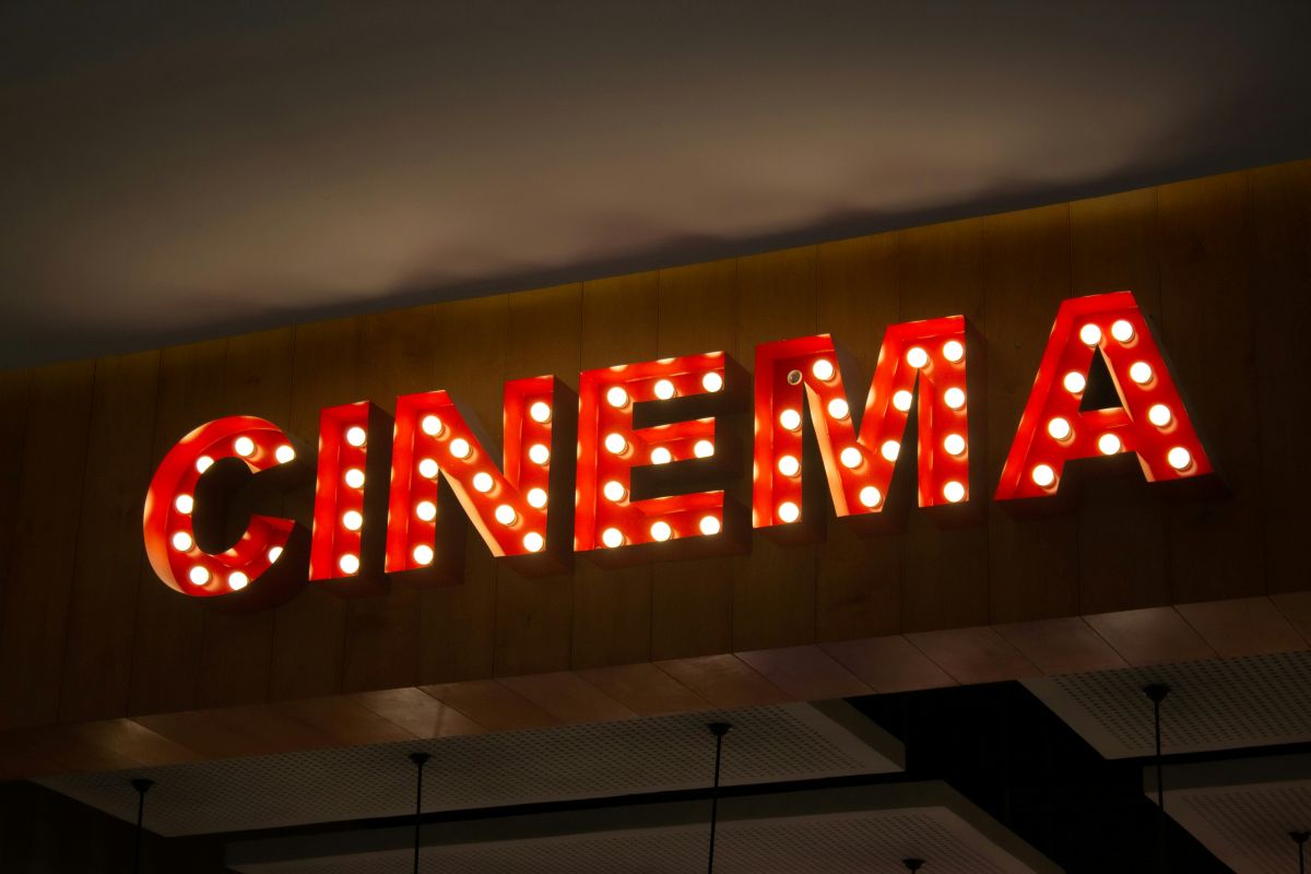 映画館でミュージカル映画を鑑賞するイメージ。