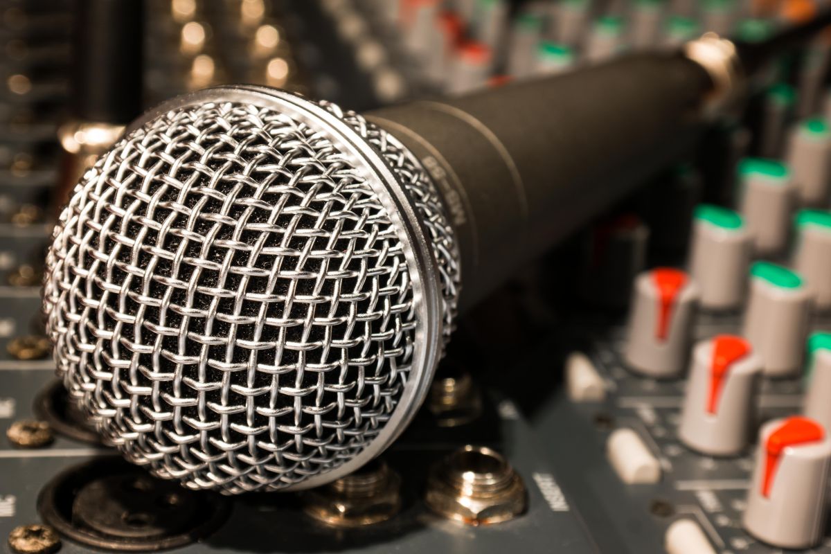 演劇学校の音楽レッスンで楽しそうに歌う学生たちの様子。