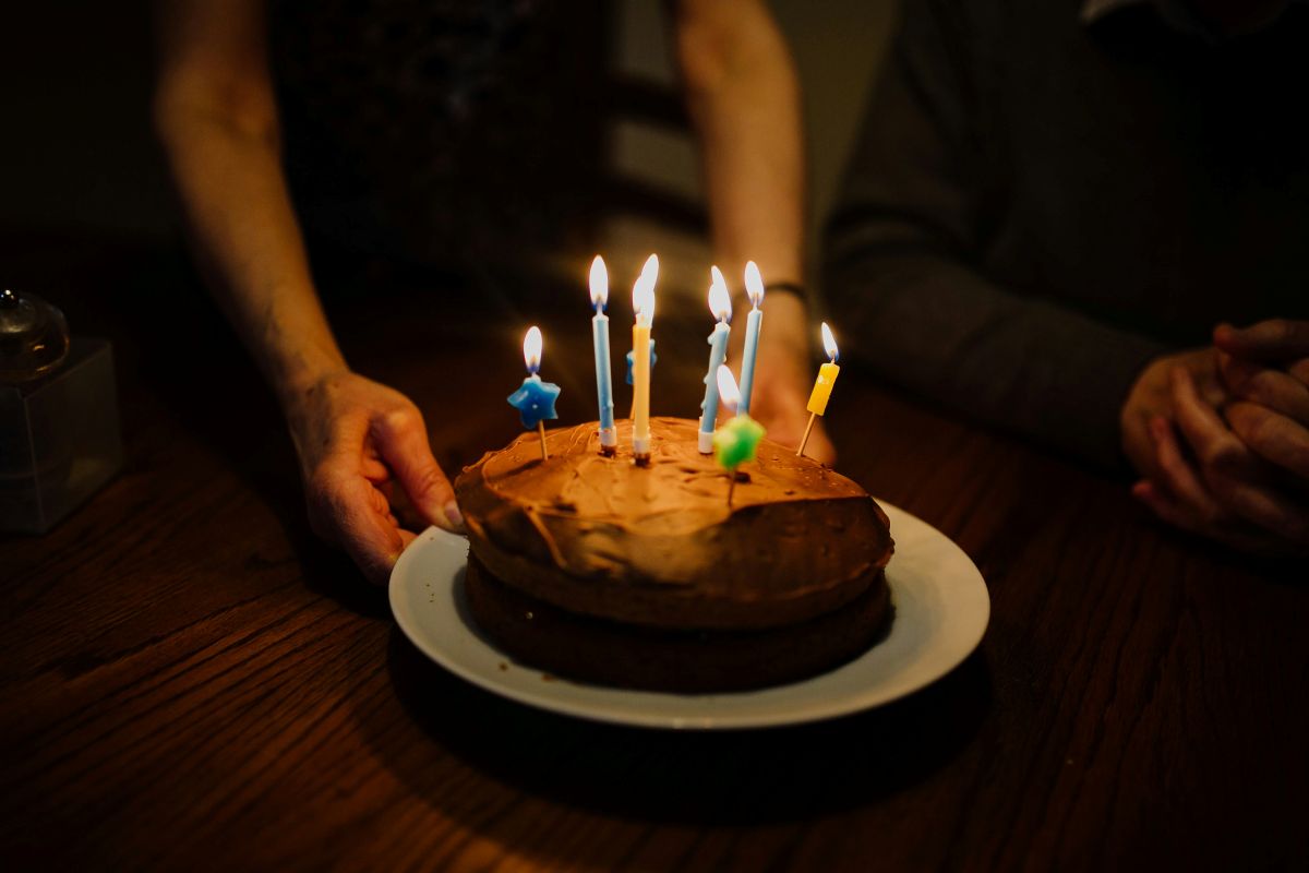 演劇学校でクラスメイトから誕生日を祝福され、笑顔を見せる様子。