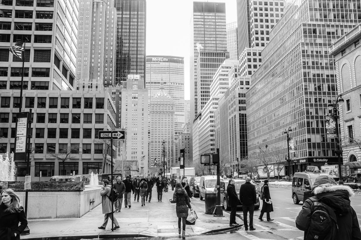 ニューヨーク留学の折り返し地点を迎え、街を歩きながら未来を考える様子。