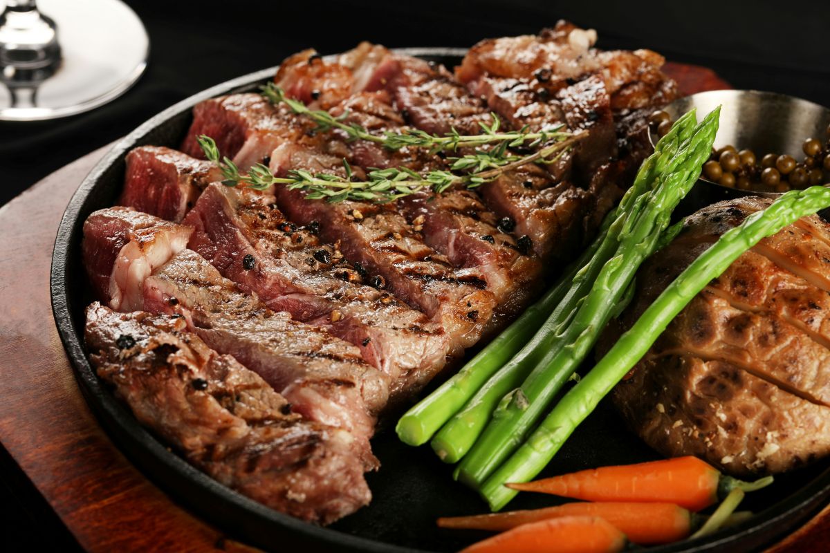 ニューヨークのステーキハウスで提供された巨大なステーキ